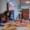 Álvaro Bilbao, neuropsicólogo: 'Se você ensinar seus filhos a irem bem arrumados para a escola, a comerem com os cotovelos fora da mesa, sentados e com a boca fechada, mas não lhes ensinar todos os dias a tratar bem os outros, você está ensinando boas maneiras, mas não educação'