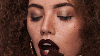 Chocolate como você nunca viu: de perfume a gloss e esmalte, 9 produtos de beleza inspirados no doce para nenhuma chocolátra colocar defeito