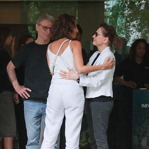 No velório de Dennis Carvalho, Camila Pitanga se encontrou com Herson Capri e Natália do Vale