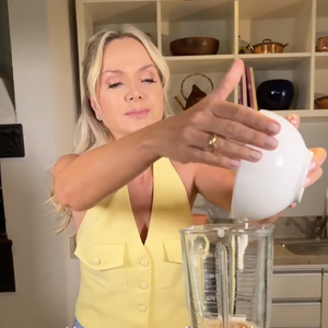 Para fazer a receita, basta bater todos os ingredientes, exceto o fermento, em um liquidificador