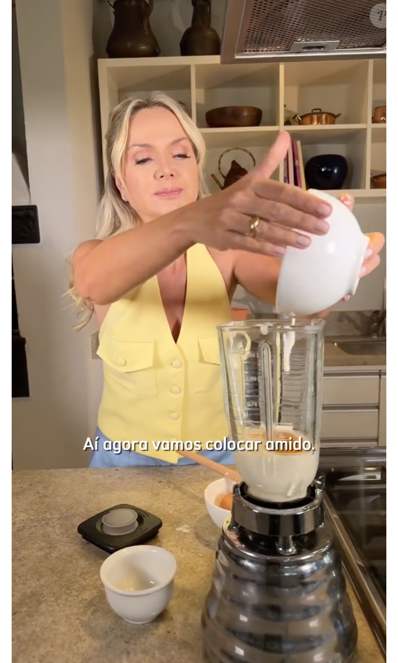 Para fazer a receita, basta bater todos os ingredientes, exceto o fermento, em um liquidificador