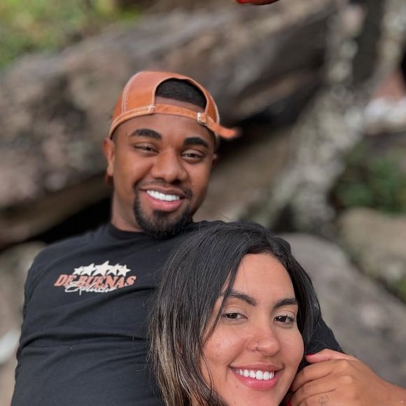 Davi Brito oficializa namoro com a cirurgiã-dentista Adriana Paula