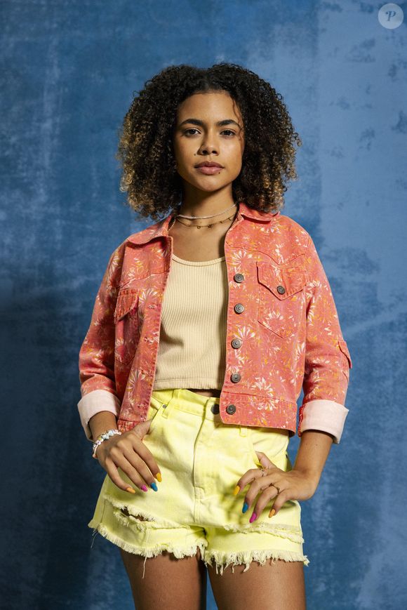 Joélly (Alana Cabral) encara o namorado, Raul (Paulo Mendes), filho de Arminda (Grazi Massafera), no 4º capítulo da novela 'Três Graças,' em 23 de outubro de 2025, quinta-feira