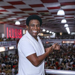 Depois de 50 anos de carreira na Beija-Flor, Neguinho não cantará mais no próximo ano