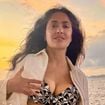 Musculação é ótimo, mas a yoga restaurativa é ainda melhor para definir os músculos: aos 59 anos, Salma Hayek é adepta do exercício para a longevidade. 'Ficará surpreso com o efeito que isso pode ter'