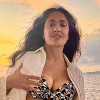 Musculação é ótimo, mas a yoga restaurativa é ainda melhor para definir os músculos: aos 59 anos, Salma Hayek é adepta do exercício para a longevidade. 'Ficará surpreso com o efeito que isso pode ter'