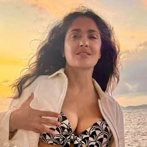 Aos 59 anos, Salma Hayek trocou a musculação pela yoga restaurativa pensando na longevidade. 'Ficará surpreso com o efeito que isso pode ter'