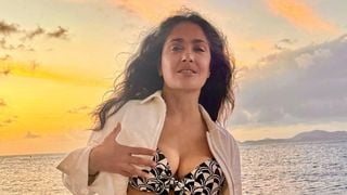 Musculação é ótimo, mas a yoga restaurativa é ainda melhor para definir os músculos: aos 59 anos, Salma Hayek é adepta do exercício para a longevidade. 'Ficará surpreso com o efeito que isso pode ter'