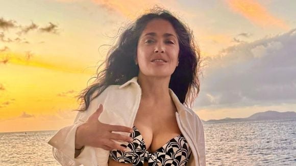 Musculação é ótimo, mas a yoga restaurativa é ainda melhor para definir os músculos: aos 59 anos, Salma Hayek é adepta do exercício para a longevidade. 'Ficará surpreso com o efeito que isso pode ter'