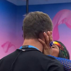 Marciele deu vários selinhos em Jonas