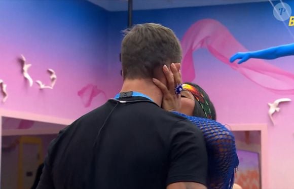 Marciele deu vários selinhos em Jonas