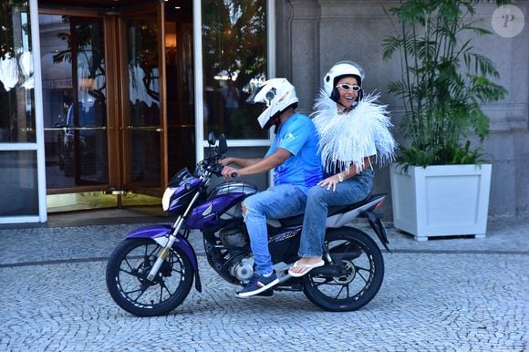 Sabrina Sato pegou um mototáxi de Copacabana para chegar à Zona Portuária para acompanhar a apuração do Carnaval 2026 do Rio do Grupo Especial