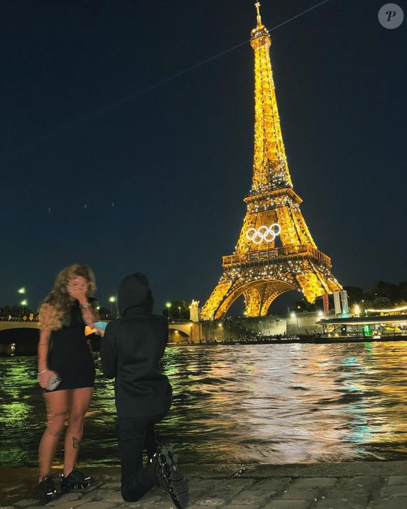 Oruam e a namorada Fernanda Valença firmaram a relação em viagem a Paris