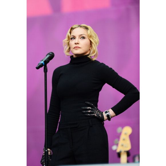 Entre os apontamentos estão bochechas consideradas "infladas" com preenchimento, suave elevação da testa e sobrancelhas