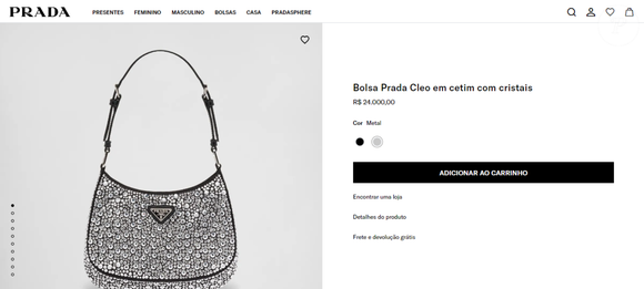 Rafaella Justus estava com uma bolsa da Prada. O modelo Cleo é feito em cetim e decorado com cristais luminosos, além de alças ajustáveis e peças em metal