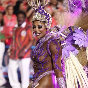 Veterana do Carnaval, Adriana Bombom exibiu fantasia poderosa em desfile da Grande Rio