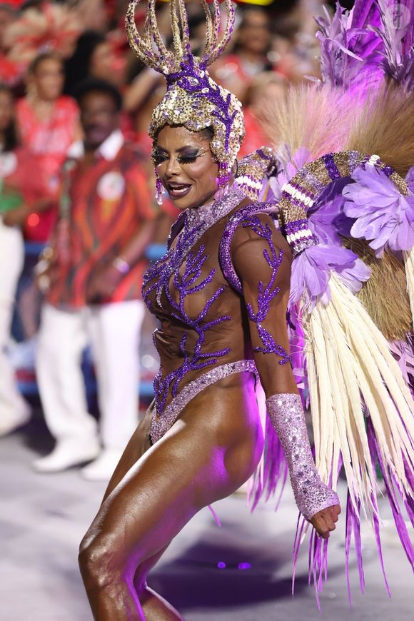Veterana do Carnaval, Adriana Bombom exibiu fantasia poderosa em desfile da Grande Rio
