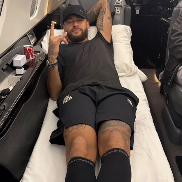 Antes disso, ao retornar para casa após a classificação, o atleta já havia publicado uma foto relaxando em seu avião particular com a legenda: 'Objetivo concluído', acompanhada de um emoji de piscadinha