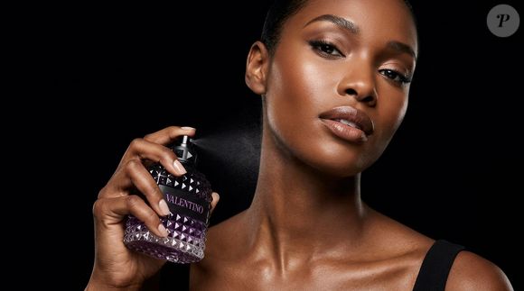 O novo Valentino Uomo Born in Roma Purple une frescor aromático e fundo amadeirado em uma fragrância pensada para quem busca presença, elegância e alta fixação no dia a dia