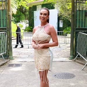 Nicole Bahls apostou num vestido com recortes para a ocasião.