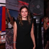 Vestido estilo camisola, transparência ousada e decotão: famosas arrasam com looks all black em evento da YSL no Rio. Veja fotos de Vitória Strada, Bela Gil, Luana Marquezine e mais!