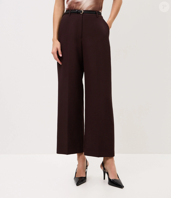 A calça de alfaiataria marrom-chocolate da Renner, por R$ 169,90, pode compor uma produção com o Nike Zoom GP Challenge 1.5 HC Feminino. O modelo de inspiração esportiva cria um contraste com a proposta clássica da peça de alfaiataria
