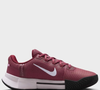 O tênis Nike Zoom GP Challenge 1.5 HC na combinação de vinho e branco pode ser usado com peças de alfaiataria, camisas xadrez e suéteres, criando diferentes propostas de looks para a temporada