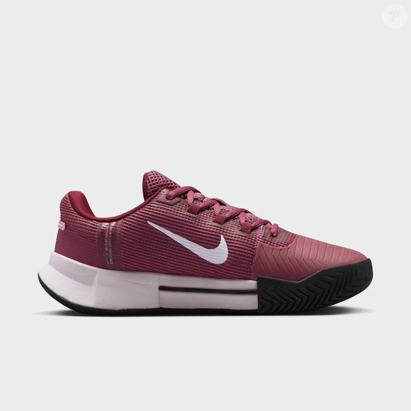 O tênis Nike Zoom GP Challenge 1.5 HC na combinação de vinho e branco pode ser usado com peças de alfaiataria, camisas xadrez e suéteres, criando diferentes propostas de looks para a temporada