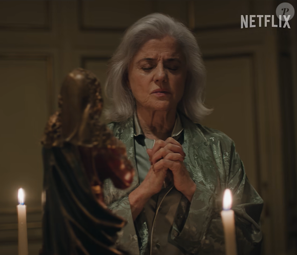 A cabeleireira Mary Roberts recomendou à publicação Vanitatis combinar uma máscara nutritiva com um condicionador sem enxágue antes de secar os fios e aplicar um sérum ao finalizar o penteado. A profissional também ressaltou que “não basta usar apenas óleos” para cuidar dos cabelos brancos