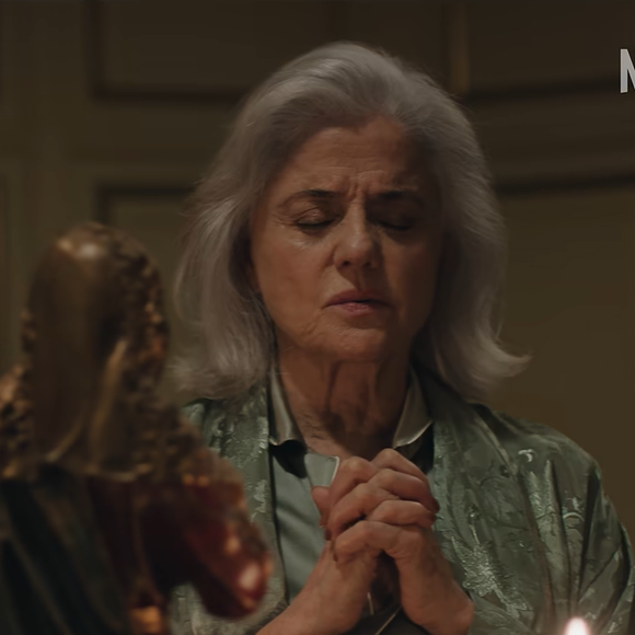 A cabeleireira Mary Roberts recomendou à publicação Vanitatis combinar uma máscara nutritiva com um condicionador sem enxágue antes de secar os fios e aplicar um sérum ao finalizar o penteado. A profissional também ressaltou que “não basta usar apenas óleos” para cuidar dos cabelos brancos