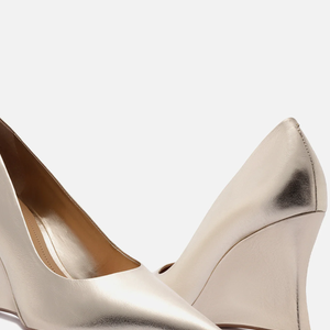 Assinado pela Arezzo, o scarpin metalizado que revisita a elegância clássica chega ao site da marca por R$ 439,90, com opção de parcelamento em 4x de R$ 109,98 sem juros, valor válido até o fechamento da matéria