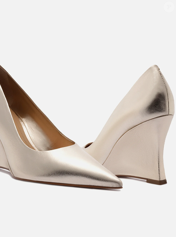 Assinado pela Arezzo, o scarpin metalizado que revisita a elegância clássica chega ao site da marca por R$ 439,90, com opção de parcelamento em 4x de R$ 109,98 sem juros, valor válido até o fechamento da matéria