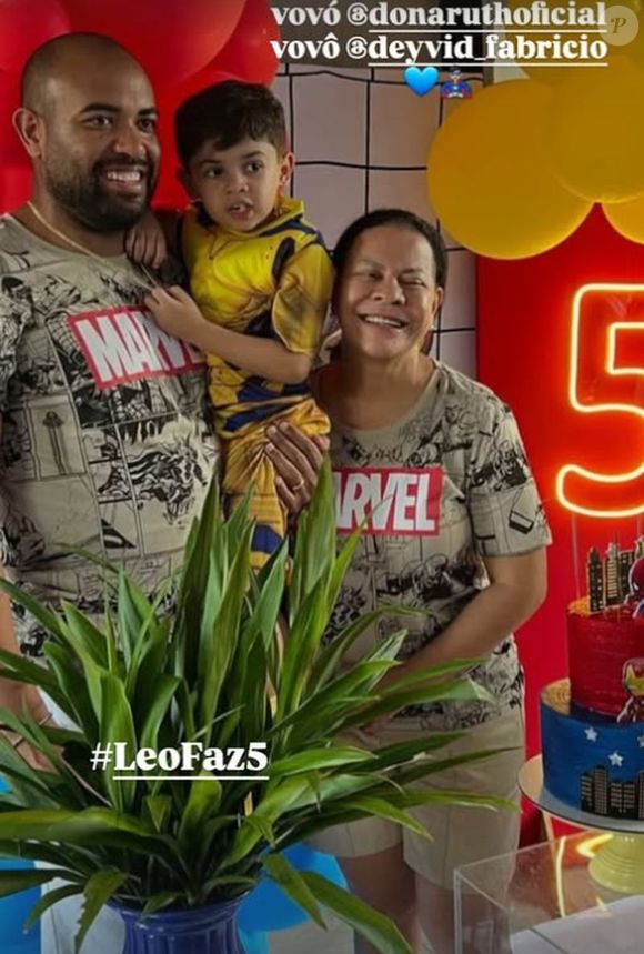 Léo posou com a avó materna, dona Ruth, mãe de Marília Mendonça