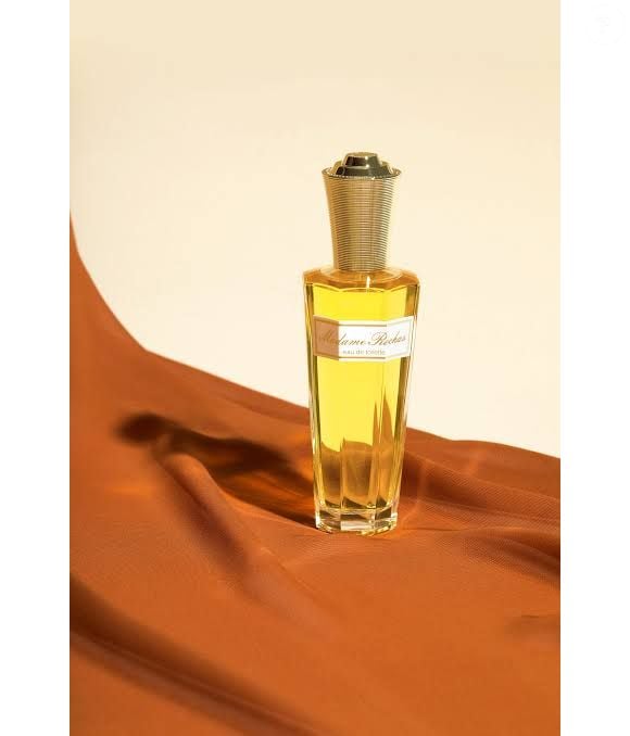 Com frasco inspirado nos potes de sal do século XVIII e acabamento luxuoso, Madame Rochas mostra que a sofisticação também está nos pequenos detalhes da perfumaria francesa