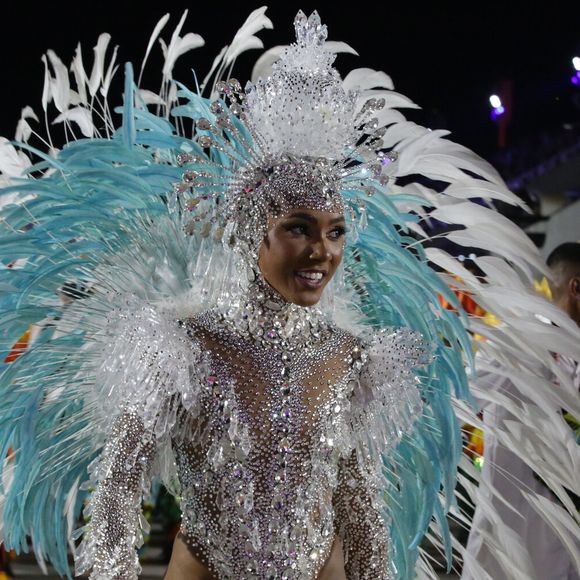 'Entro na Avenida para refletir o brilho da lua, honrando a força da natureza, a potência da espiritualidade e a conexão com os ancestrais', contou Mayara Lima sobre fantasia