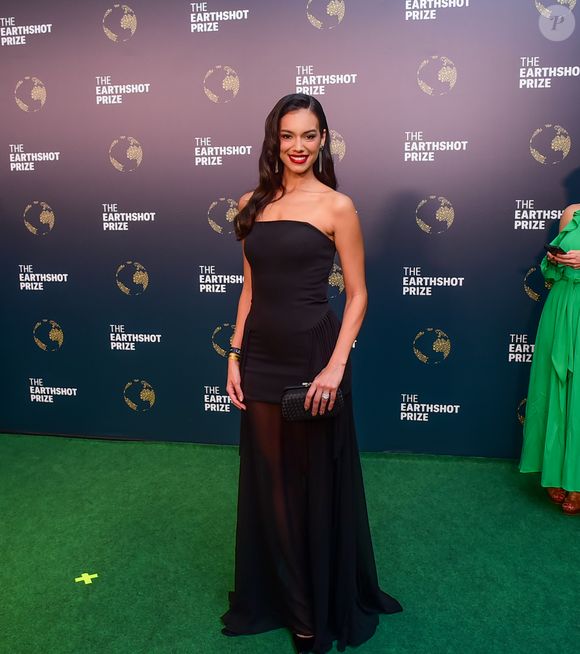 Mais uma para o time do look preto! Alane Dias, ex-BBB 24, investiu na cor com um tomara-que-caia de transparência na perna