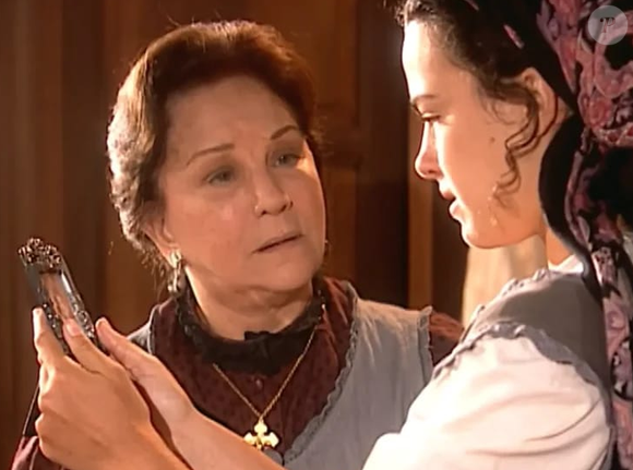 Dolores (Lolita Rodrigues) orienta Giuliana (Ana Paula Arósio) a fingir que amamenta filha