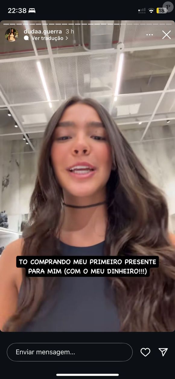 "Estava todo mundo no corredor, ela chegou em mim na frente de todo mundo, e falou: 'por que você está seguindo meu namorado?'", relatou.