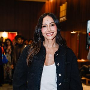 Com jaqueta de tweed, calça de alfaiataria e sapato bicolor, Sabrina Sato roubou a cena na estreia da peça "Mudando de Pele", estrelada por Taís Araújo, e deu uma verdadeira aula de elegância para o Inverno 2026