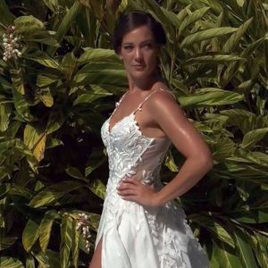 O vestido de noiva de Adriana Birolli foi confeccionado em musseline de seda com aplicações manuais de rendas