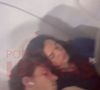 Bruna Marquezine e Shawn Mendes foram flagrados em um momento íntimo no avião
