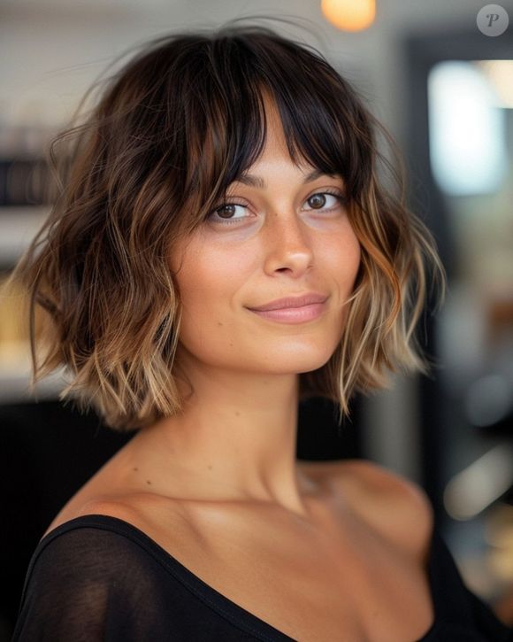 Franja cortina em camadas com um corte de cabelo bob