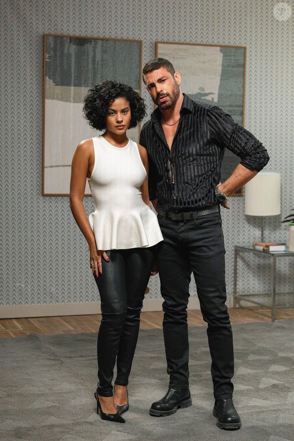 Maria de Fátima (Bella Campos) se dá bem mal quando tenta se vingar de Odete Roitman (Debora Bloch) mandando fotos ao lado de César (Cauã Reymond) para a empresária na novela 'Vale Tudo' no capítulo de segunda-feira 1º de setembro de 2025