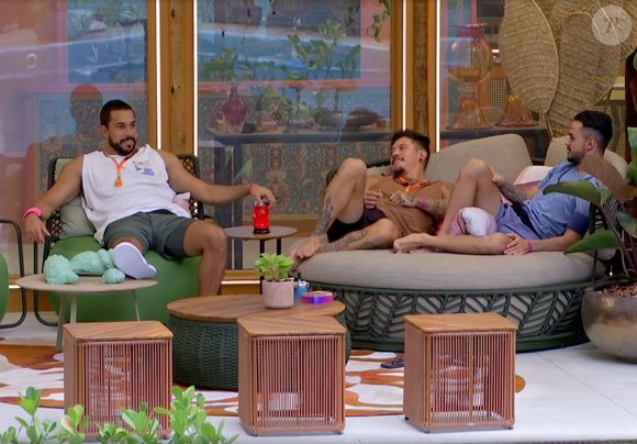 Maike contou que 'deu uns beijinhos' em Giovanna