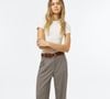 As padronagens de inspiração britânica trazem um toque clássico aos looks, e a estampa pied-de-poule é uma opção para variar as calças lisas sem abrir mão da elegância