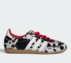 O novo Adidas Japan chamou atenção após fashionistas apontarem semelhanças entre o visual do tênis e a estética clássica de '101 Dálmatas', especialmente pelos contrastes em preto e branco que remetem aos figurinos icônicos de Cruella de Vil, personagem eternizada por Glenn Close e reinterpretada anos depois por Emma Stone