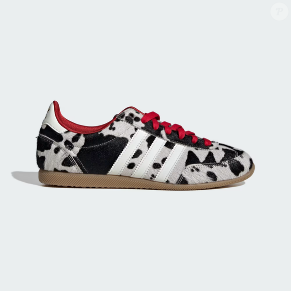 O novo Adidas Japan chamou atenção após fashionistas apontarem semelhanças entre o visual do tênis e a estética clássica de '101 Dálmatas', especialmente pelos contrastes em preto e branco que remetem aos figurinos icônicos de Cruella de Vil, personagem eternizada por Glenn Close e reinterpretada anos depois por Emma Stone
