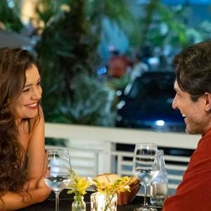 Paulinho (Romulo Estrela) e Gerluce (Sophie Charlotte) na novela 'Três Graças': em várias cenas do folhetim, o casal aplica técnicas de sedução.