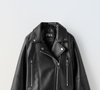 Outra forma de usar é combinar o tênis com uma jaqueta de camurça em marrom terroso - embora nossa favorita do momento seja esta biker da Zara confeccionada em poliuretano por R$ 379,00