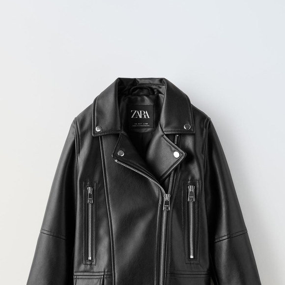 Outra forma de usar é combinar o tênis com uma jaqueta de camurça em marrom terroso - embora nossa favorita do momento seja esta biker da Zara confeccionada em poliuretano por R$ 379,00